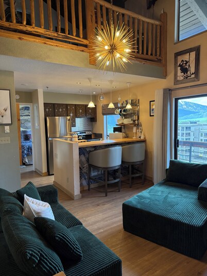 Come Experience SkiTopia-True Ski In/Out Condo Steps from the SilverQueen Lift