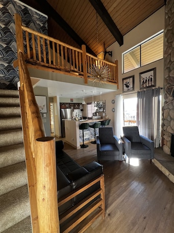 Smart TV, stereo. Come Experience SkiTopia-True Ski In/Out Condo Steps from the SilverQueen Lift