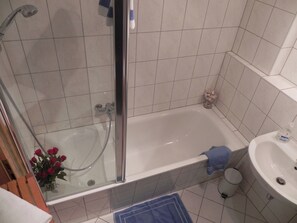 Kombination af bruser/badekar, hårtørrer, håndklæder, Toiletpapir
