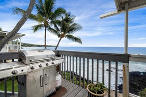 Property grounds - 🏖️Oceanfront Kona Home w/ Pool + A/C | Walk to Kahalu'u (Kailua Kona)