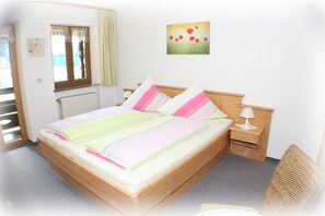 2 عدّة غرف نوم وملاءات أسرّة