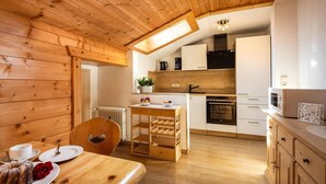 Kaffe- och tebryggare, kylskåp, mikrovågsugn och ugn