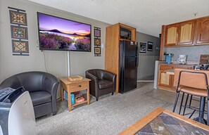 Una televisión, una chimenea