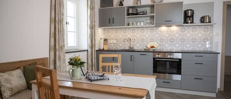 冷蔵庫、オーブン、コンロ、食器洗い機