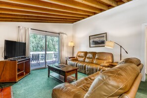 Fernseher, Kamin, DVD-Player, Tischfußball