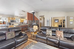 TV connectée, cheminée, livres, chaîne hi-fi