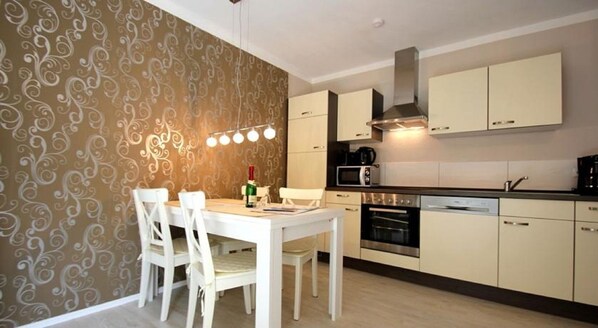 Réfrigérateur, four à micro-ondes, un four, surface de cuisson