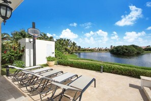 Terrace/patio - Paraiso: Luxury villa with lake/golf view, pool, Jacuzzi, games & full staff (Punta Cana)