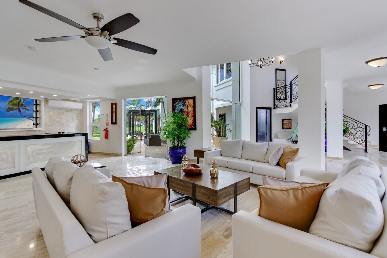 Télévision à écran plat, baby-foot, chaîne hi-fi