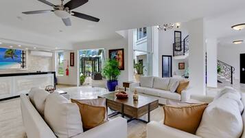 Télévision à écran plat, baby-foot, chaîne hi-fi