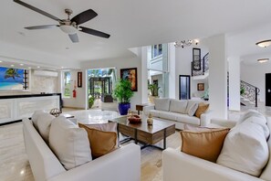 Una televisión de pantalla plana, un futbolín, un reproductor estéreo