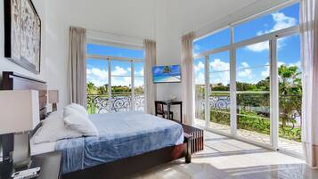 8 chambres, bureau, fer et planche à repasser, lit parapluie