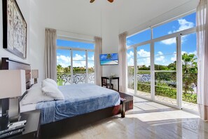 8 dormitorios, escritorio, tabla de planchar con plancha y cuna de viaje