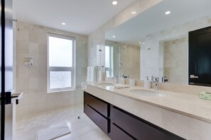 Combined shower/tub, hair dryer, towels - Paraiso: Luxury villa with lake/golf view, pool, Jacuzzi, games & full staff (Punta Cana)