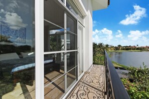 Property grounds - Paraiso: Luxury villa with lake/golf view, pool, Jacuzzi, games & full staff (Punta Cana)