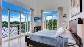 8 quartos, escrivaninha, ferros/tábuas de passar roupa, berço de viagem