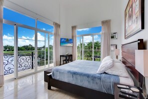 8 quartos, escrivaninha, ferros/tábuas de passar roupa, berço de viagem