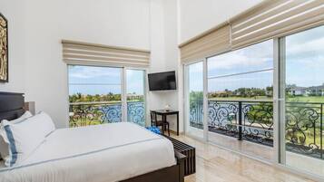 8 quartos, escrivaninha, ferros/tábuas de passar roupa, berço de viagem