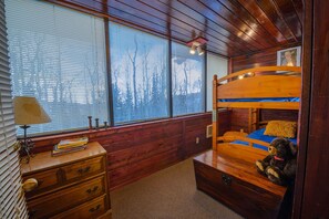 2 bedrooms, free WiFi, bed sheets - Tree House Condo - ski out (Brian Head)