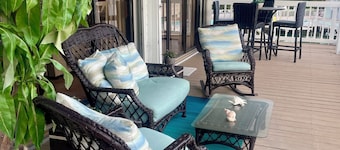 3/3 DirectBayAccess CanalHome w/Lift Dock Fenced Pet-Friendly HotTub Grill WIFI