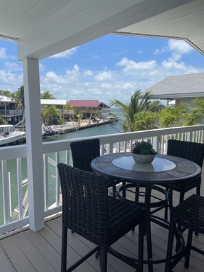 Outdoor dining - 3/3 DirectBayAccess CanalHome w/Lift Dock Fenced Pet-Friendly HotTub Grill WIFI (Tavernier)