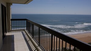 Un balcón con vista al océano y la playa.