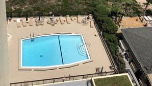 Una piscina con vista a la playa y al océano.