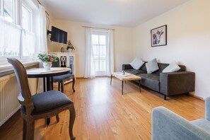 TV - Apartment Rauschberg 48sqm, balcony, kitchen, 1 living room and 1 bedroom, WLAN, 3 persons (Ruhpolding)