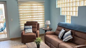 Smart-TV, DVD-Player, Bücher, Stereoanlage