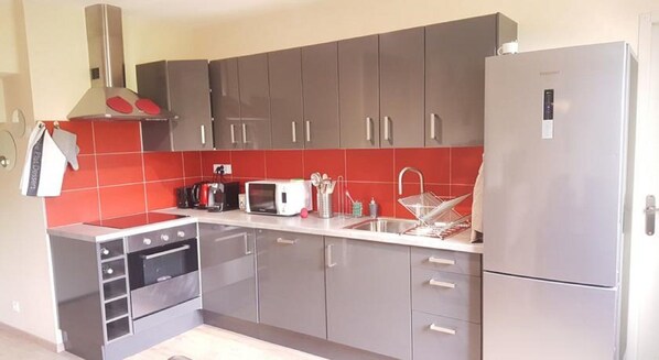 Fridge, oven, stovetop, dishwasher