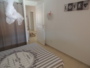 2 bedrooms, iron/ironing board, free WiFi, bed sheets