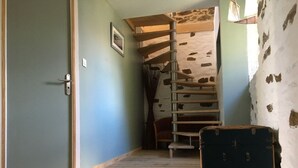 Eine Treppe mit Holzgeländer und einem schwarzen Koffer auf dem Boden.