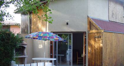 Haus 5 Minuten zu FuĂ vom See und der Hafen.