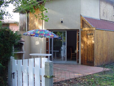 House 5 minutes walk from the lake and the port.