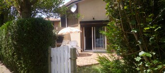 House 5 minutes walk from the lake and the port.