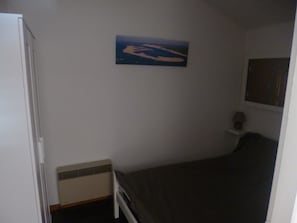 2 chambres, fer et planche à repasser, literie fournie