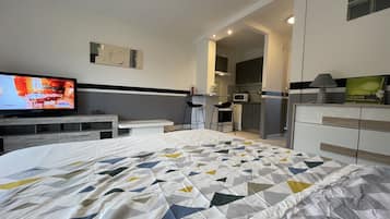 Escritorio, insonorización, wifi y ropa de cama