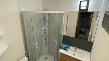 Een douche, gratis toiletartikelen, een haardroger, handdoeken