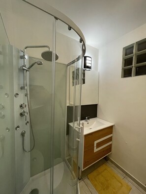 Chuveiro, produtos de toalete grátis, secador de cabelo 