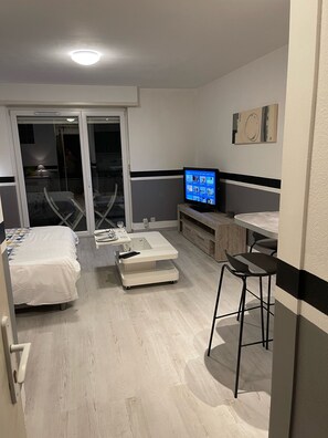 Escritorio, insonorización, wifi y ropa de cama 