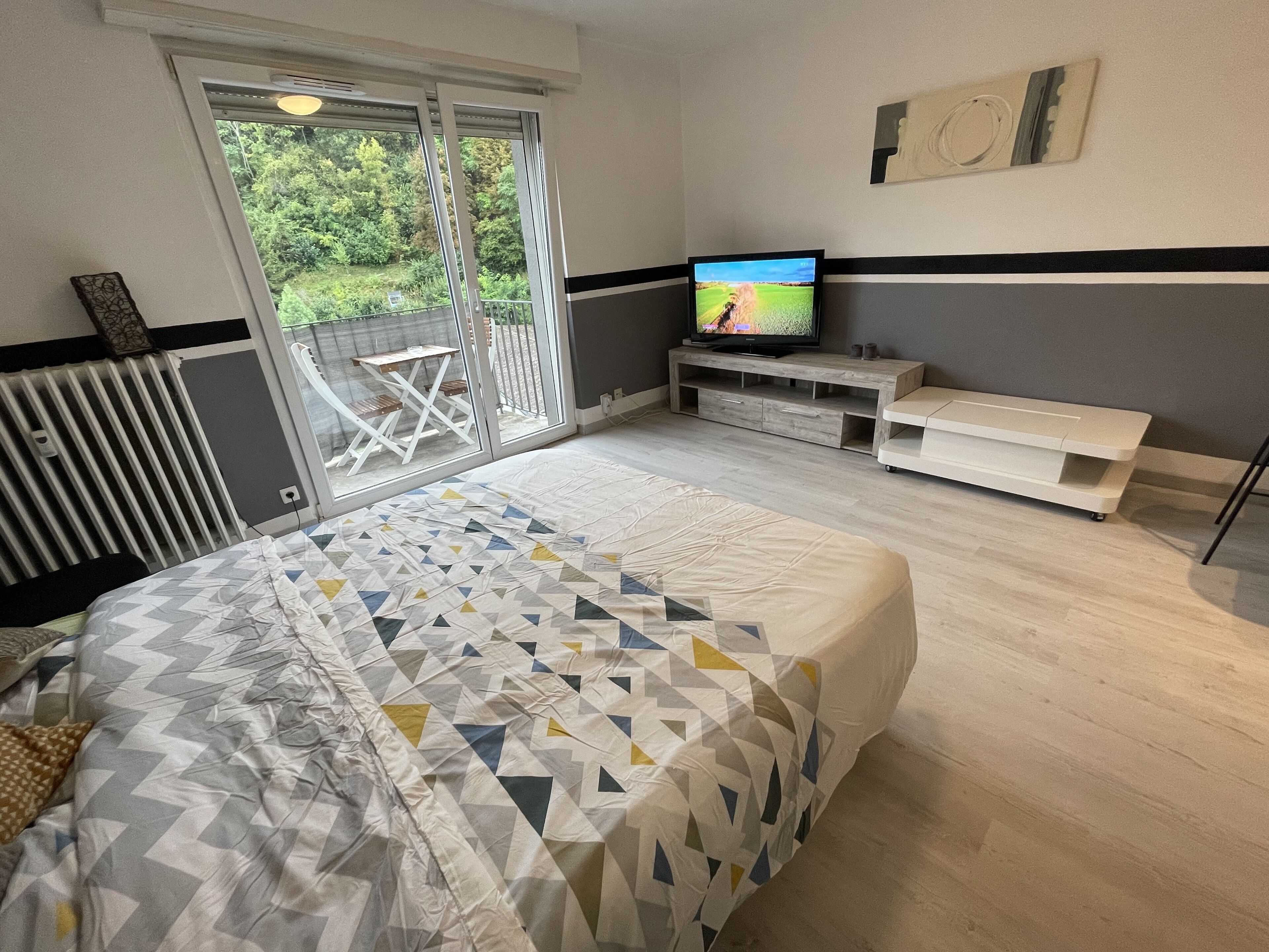 Een bureau, geluiddichte muren, wifi, beddengoed