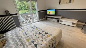 Een bureau, geluiddichte muren, wifi, beddengoed