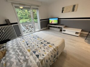 Escriptori, habitacions insonoritzades, wifi i roba de llit 