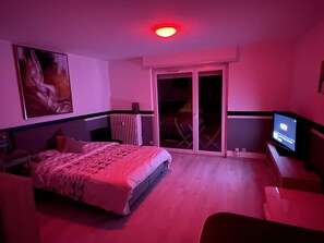 Escritorio, insonorización, wifi y ropa de cama 