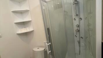 Regadera, amenidades de baño gratuitas, secadora de cabello, toallas