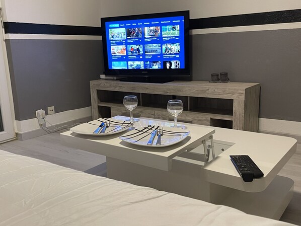 Bureau, chambres insonorisées, Wi-Fi, draps fournis