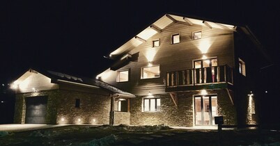 At the foot of the slopes for 4 people + young children. Renovated apartment.