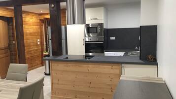 Frigorífico, microondas, horno y placa de cocina