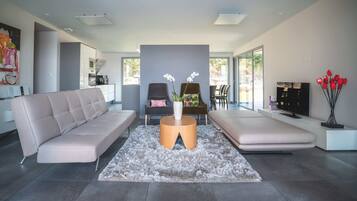 Smart TV, reproductor de DVD, tenis de mesa y libros