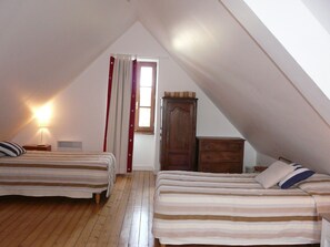 3 chambres, fer et planche Ă repasser
